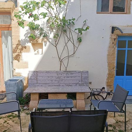 Appartement T2 Duplex "Chez Evelyne" à Remoulins Extérieur photo